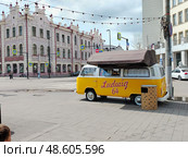 Кофейня из фургона Volkswagen на городской улице Красноярска. Редакционное фото, фотограф Михаил Павлов / Фотобанк Лори