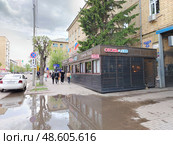 Вход в гриль-бар "Огонь и Лёд". Красноярск. Редакционное фото, фотограф Михаил Павлов / Фотобанк Лори