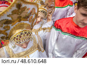 Участницы русского народного ансамбля в кокошниках перед выступлением на Красной площади в центре города Москвы, Россия. Редакционное фото, фотограф Николай Винокуров / Фотобанк Лори