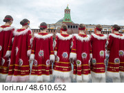 Девушки в чукотских народных костюмах у мавзолея В.И. Ленина на Красной площади в центре города Москвы, Россия. Редакционное фото, фотограф Николай Винокуров / Фотобанк Лори