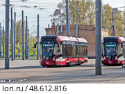 Трамвайный вагон 7 маршрута на конечной станции «Малая Охта» в городе Санкт-Петербурге. Модель 71-923М «Богатырь-М» Редакционное фото, фотограф Румянцева Наталия / Фотобанк Лори