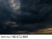 Огромные черные тучи перед дождем за закате. Стоковое фото, фотограф E. O. / Фотобанк Лори