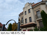 Фрагмент жилого здания в Комсомольском переулке города Пионерского Калининградской области (2022 год). Редакционное фото, фотограф Free Wind / Фотобанк Лори