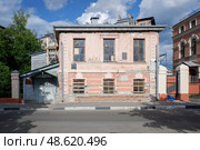 Государственный литературно-мемориальный музей Н.А. Добролюбова в центре Нижнего Новогорода. Солнечный летний день (2022 год). Редакционное фото, фотограф Александр Кузнецов / Фотобанк Лори
