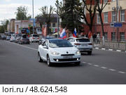 Автомобили с флагами России и Знамя Победы город Клинцы. Редакционное фото, фотограф Дмитрий Неумоин / Фотобанк Лори