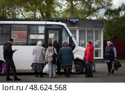 Группа людей садятся в автобус, село Гордеевка. Редакционное фото, фотограф Дмитрий Неумоин / Фотобанк Лори