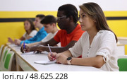 Latin woman sitting at desk in classroom of school for taxi drivers. Стоковое видео, видеограф Яков Филимонов / Фотобанк Лори