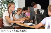 Girl student learning to work on computer in classroom. Стоковое видео, видеограф Яков Филимонов / Фотобанк Лори