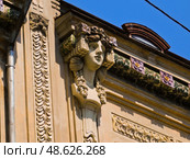 Маскароны на  старинном доходном доме в центре Ялты (Доходный дом Ширяева, Морская, 5) (2020 год). Редакционное фото, фотограф Snezka / Фотобанк Лори