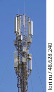Вышка с антеннами сотовой связи на фоне голубого неба. GSM Antenna against blue sky. Стоковое фото, фотограф Татьяна Д / Фотобанк Лори