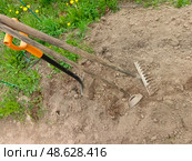 Садовые инструменты на рыхлой земле. Стоковое фото, фотограф Gromchatt / Фотобанк Лори
