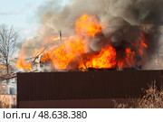 Пожар в загородном доме. Стоковое фото, фотограф Сергей Крамарев / Фотобанк Лори