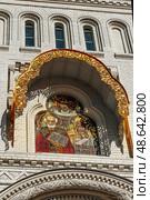 Fragments of facade decor with stucco and mosaics of the St. Nicholas Cathedral in Kronstadt. Icon of the Holy Trinity. Стоковое фото, фотограф Оксана Медведева / Фотобанк Лори