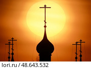 Купол и кресты церкви на фоне восходящего солнца. Стоковое фото, фотограф Владимир Смирнов / ТАСС / Фотобанк Лори