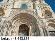 Fragments of facade decor with stucco and mosaics of the St. Nicholas Cathedral in Kronstadt. Main entrance, bars decorated with St. George's ribbons (2015 год). Стоковое фото, фотограф Оксана Медведева / Фотобанк Лори