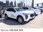 Автомобиль Haval Jolion рядом с автосалоном официального дилера. Редакционное фото, фотограф FotograFF / Фотобанк Лори