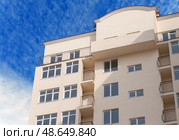 Современный многоэтажный красивый дом на фоне голубого неба. Modern panel apartment building on background of blue sky. Стоковое фото, фотограф Татьяна Д / Фотобанк Лори