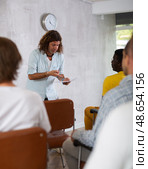 Man lecturing to group of men gathered in study hall. Стоковое фото, фотограф Яков Филимонов / Фотобанк Лори