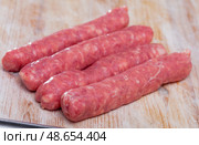 Raw bratwurst sausages. Стоковое фото, фотограф Яков Филимонов / Фотобанк Лори