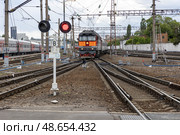 Россия. Воронеж. Пассажирский поезд едет мимо семафора. Russia. Voronezh. A passenger train passes by a semaphore. Стоковое фото, фотограф Алексей Смышляев / Фотобанк Лори