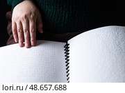 Чтение книги написанной для слабовидящих шрифтом Брайля. Стоковое фото, фотограф Светлана Денисова / Фотобанк Лори