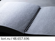 Страницы книги написанной шрифтом Брайля. Стоковое фото, фотограф Светлана Денисова / Фотобанк Лори
