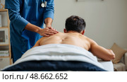 Остеопат проводит лечение позвоночника мужчины. An osteopath treats a man's spine. Стоковое AI-изображение, AI-художник Смирнова Светлана / Фотобанк Лори
