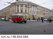 Экскурсионный ретроавтобус ЗИС-8 возле дома Саввы Яковлева в центре Санкт-Петербурга. Пасмурный зимний день (2023 год). Редакционное фото, фотограф Александр Кузнецов / Фотобанк Лори