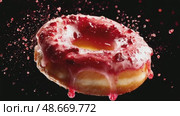 Rotating raspberry donut with dripping icing on black background. Стоковое AI-видео, аниматор Юрий Поздников / Фотобанк Лори