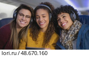 Happy friends watching movie on tablet during flight. Стоковое AI-видео, аниматор Юрий Поздников / Фотобанк Лори