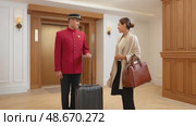 Bellboy assisting guest with luggage at hotel. Стоковое AI-видео, аниматор Юрий Поздников / Фотобанк Лори