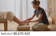 Professional masseur performing foot massage on client. Стоковое AI-видео, аниматор Юрий Поздников / Фотобанк Лори