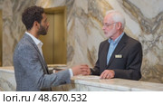 Businessman checking in at hotel reception. Стоковое AI-видео, аниматор Юрий Поздников / Фотобанк Лори