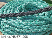 Свернутые корабельные канаты развешанные на палубе парусника. Coiled ship's ropes hung on the deck of a sailing ship. Стоковое фото, фотограф Татьяна Д / Фотобанк Лори