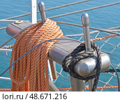 Свернутые корабельные канаты развешанные на палубе парусника. Coiled ship's ropes hung on the deck of a sailing ship. Стоковое фото, фотограф Татьяна Д / Фотобанк Лори