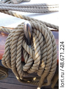 Свернутые корабельные канаты развешанные на палубе парусника. Coiled ship's ropes hung on the deck of a sailing ship. Стоковое фото, фотограф Татьяна Д / Фотобанк Лори