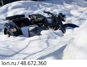 An old motorcycle with a sidecar sank into a snowdrift in winter. Стоковое фото, фотограф Сергей Фролов / Фотобанк Лори