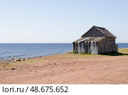 Старый деревянный сарай на берегу Белого моря. Село Кашкаранцы. Терский район. Терский берег (2024 год). Стоковое фото, фотограф Анатолий Гуреев / Фотобанк Лори