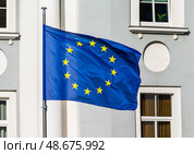 Флаг Евросоюза возле здания Представительства Европейского союза в Российской Федерации. Город Москва, Россия. Редакционное фото, фотограф Господин Никто / Фотобанк Лори