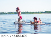 Люди резвятся и купаются в озере в жаркий солнечный летний день. People frolic and swim in the lake on a hot sunny summer day. Стоковое фото, фотограф Мария / Фотобанк Лори