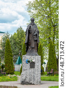 Памятник святому преподобному Иосифу Волоцкому у стен монастыря. Село Теряево Волоколамского района Московской области. (2024 год). Редакционное фото, фотограф Лариса Гордеева / Фотобанк Лори