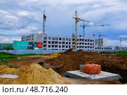 Строящаяся жилая многоэтажка с башенными кранами Сияй-Город Саратов улица имени Н.В. Кузнецова. Редакционное фото, фотограф Roman Savateev / Фотобанк Лори