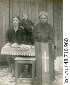 Семья у гроба с младенцем возле деревянной стены. Стоковое фото, фотограф Retro / Фотобанк Лори