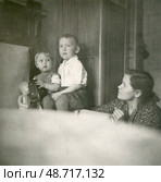 Женщина дома с двумя детьми, 1950-е гг. Стоковое фото, фотограф Retro / Фотобанк Лори