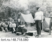 Группа людей у палаточного лагеря на природе. Стоковое фото, фотограф Retro / Фотобанк Лори