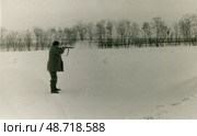 Человек с ружьём на заснеженном поле. Стоковое фото, фотограф Retro / Фотобанк Лори