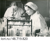 Медицинские работники в лаборатории у микроскопов, 1970-1980-е гг, СССР. Стоковое фото, фотограф Retro / Фотобанк Лори