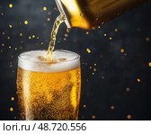 Свежий налив пива из банки. Стоковое AI-изображение, AI-художник Александр Жуков / Фотобанк Лори