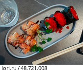 Gunkan roll with philadelphia salmon and tobiko. Стоковое фото, фотограф Яков Филимонов / Фотобанк Лори