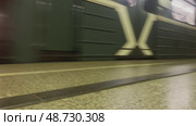 The train arrives at the station. Russia. Moscow. 21.05.2025. Стоковое видео, видеограф Ярославский Максим / Фотобанк Лори